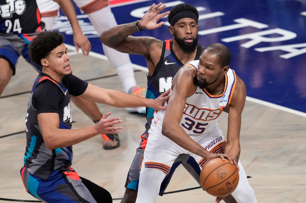 Durant får publikum til å tie stille i Brooklyn-returen og leder Suns til storseier